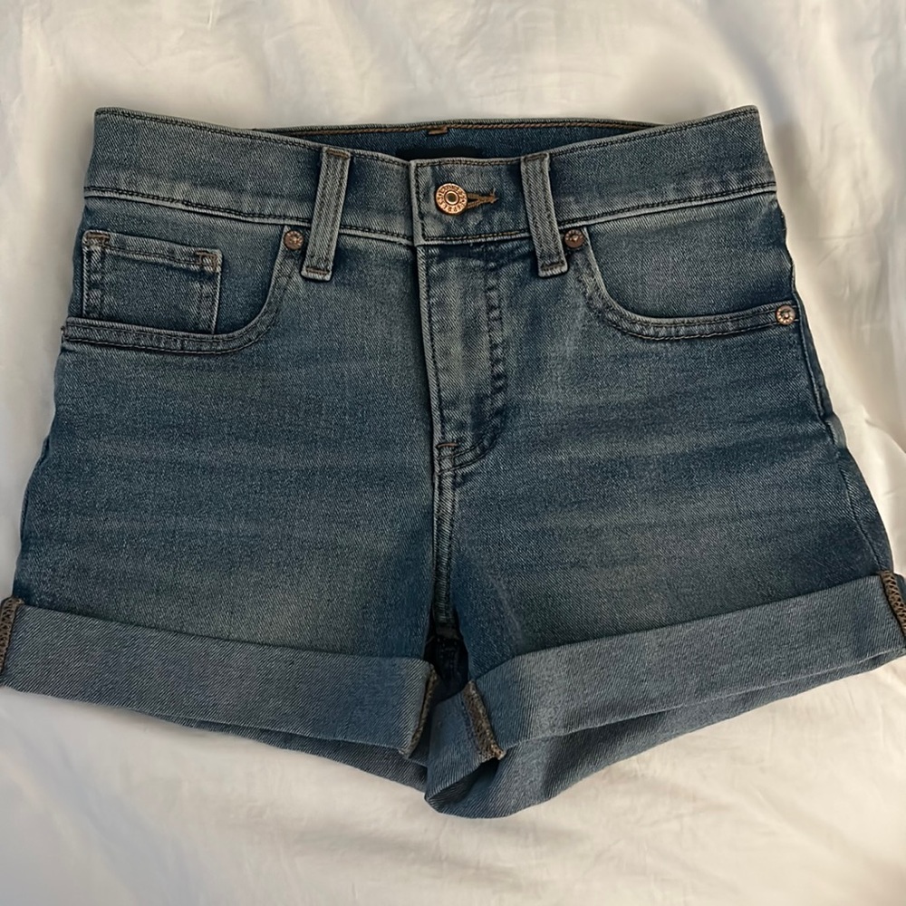 MID RISE MEDIUM WASH RELAXED CONVERTIBLE
HEM JEAN SHORTS 00